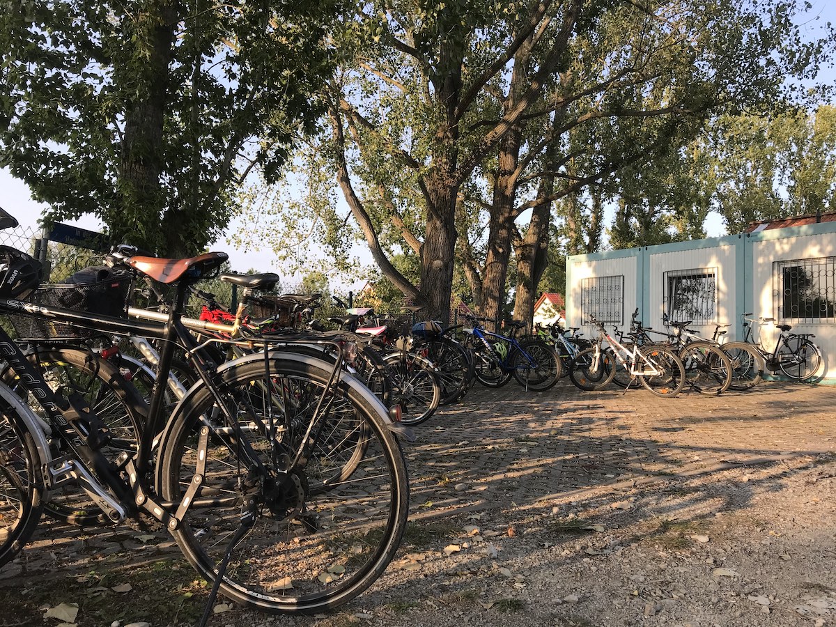 Zahlreiche Fahrräder am Hockeyplatz in Tröbsdorf