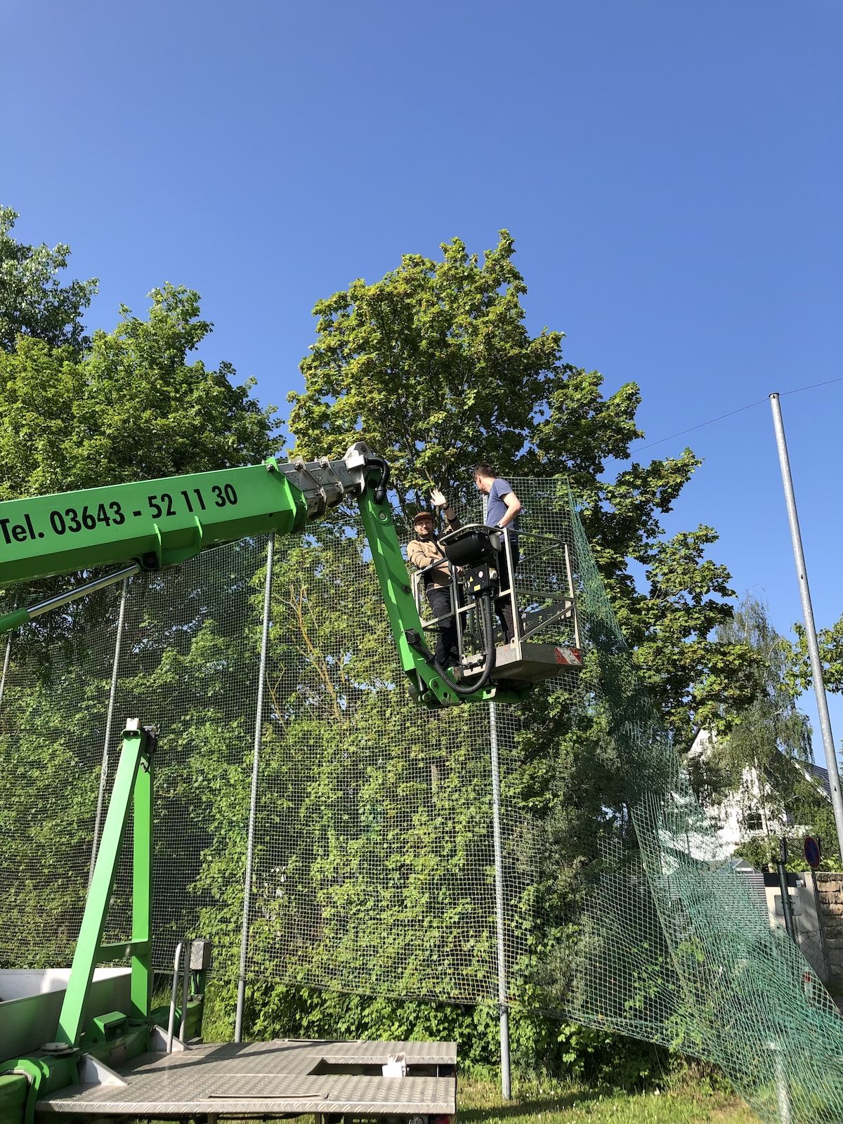 Altes Ballfangnetz wird per Hubbühne abgenommen.