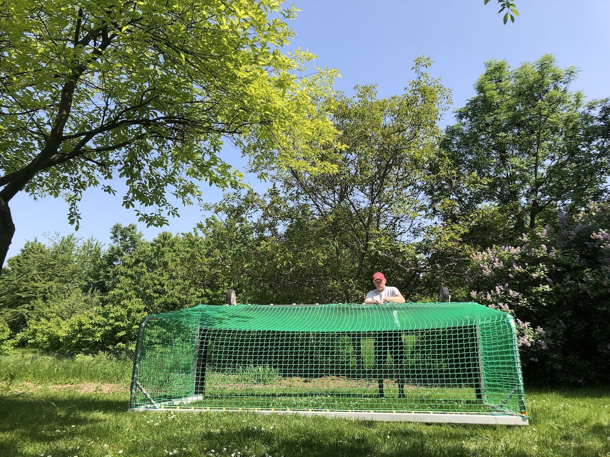 Neues Tornetz wird an einem liegenden Hockeytor befestigt.